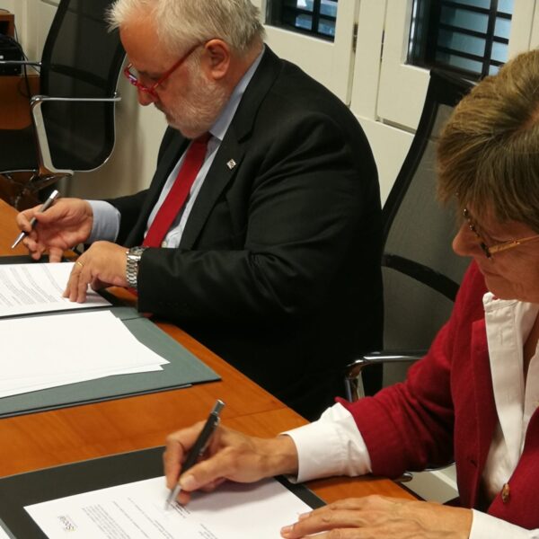 Agreement between UOC and iSocial to join forces in the strengthening of innovation in the social sector