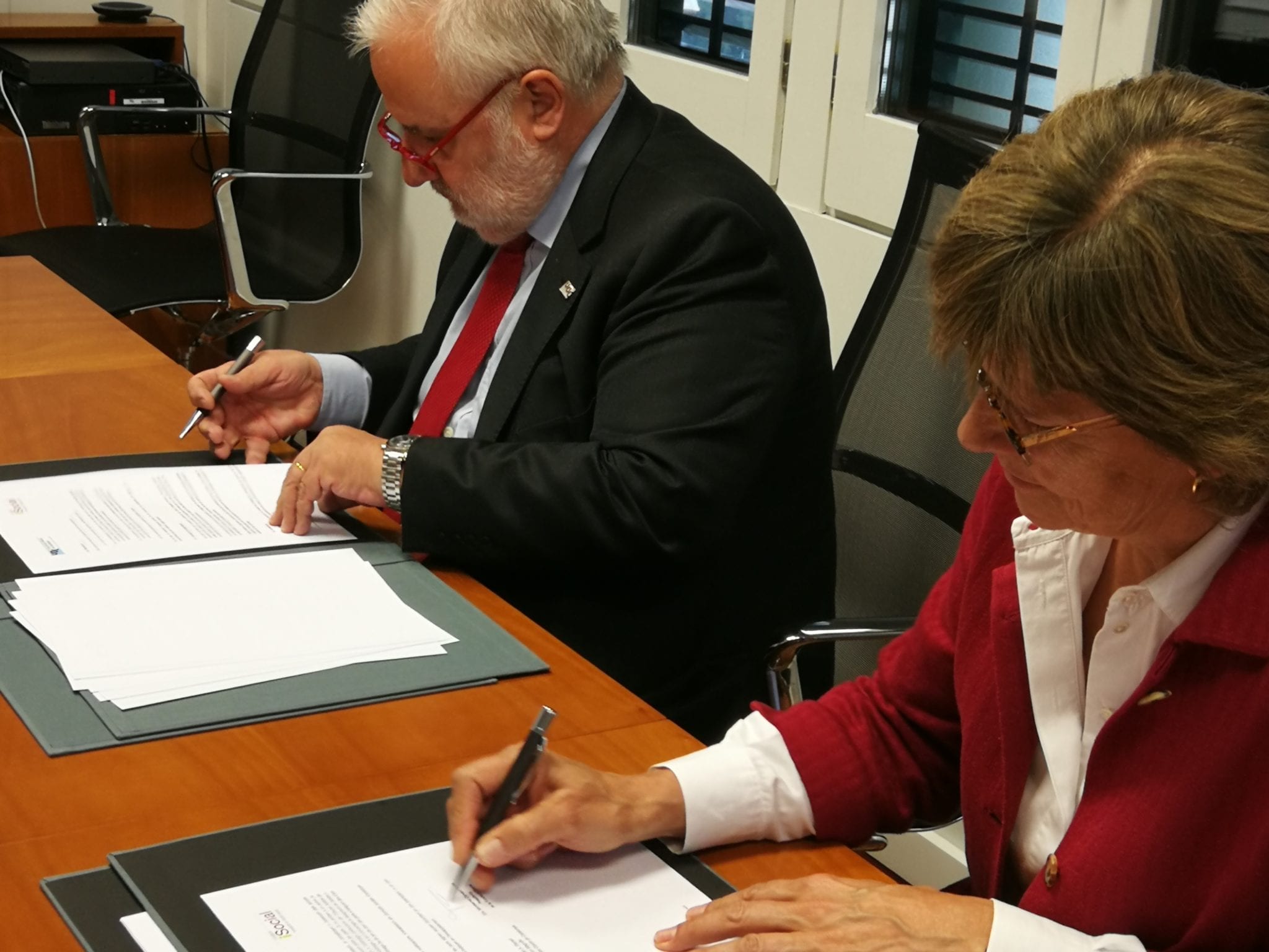 Agreement between UOC and iSocial to join forces in the strengthening of innovation in the social sector