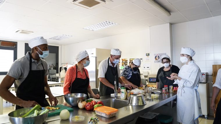 Projecte Alimenta, community kitchens and food workshops to get away from welfarism