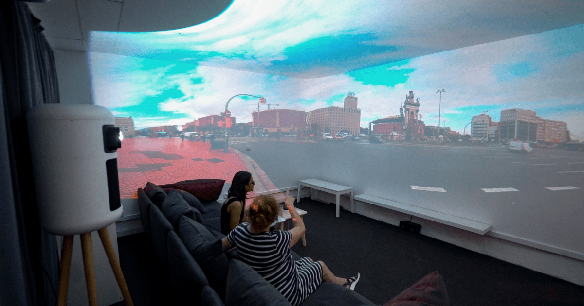 Dues usuàries del servei Audivers 360º en una sala de realitat immersiva.