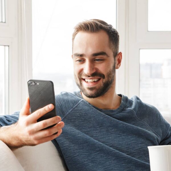 Una plataforma de telèfon minimalista dissenyada per oferir connectivitat essencial i bloquejar aplicacions addictives i distraccions digitals