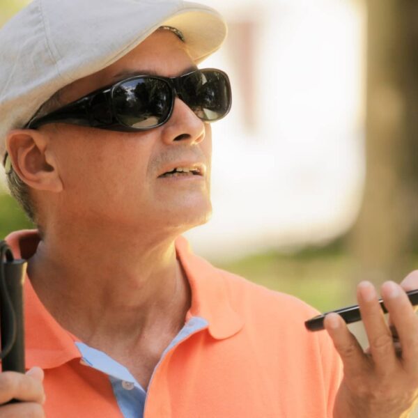 Una plataforma d’accessibilitat global que empodera persones cegues i amb baixa visió mitjançant assistència visual en temps real