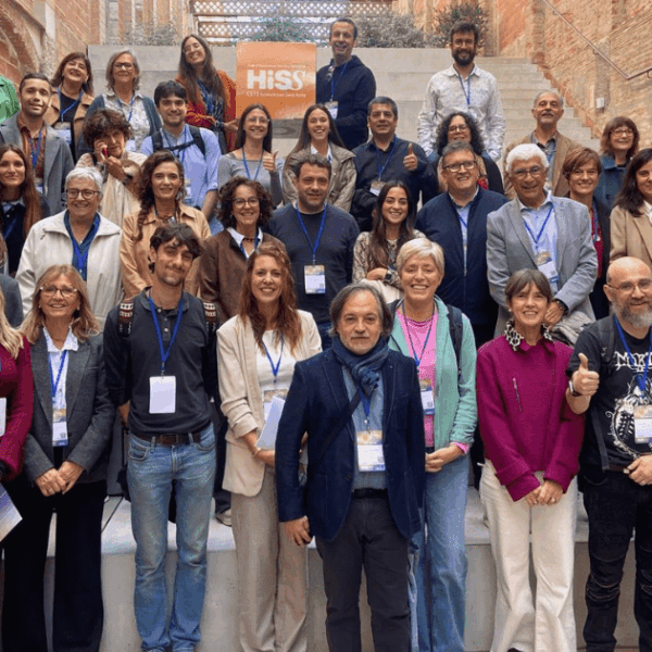 Els participants de la 2a Crida del HISS en una foto de grup, amb el logo del HISS. iSocial hi ha participat amb el projecte Nidus Desinstitucionalització.