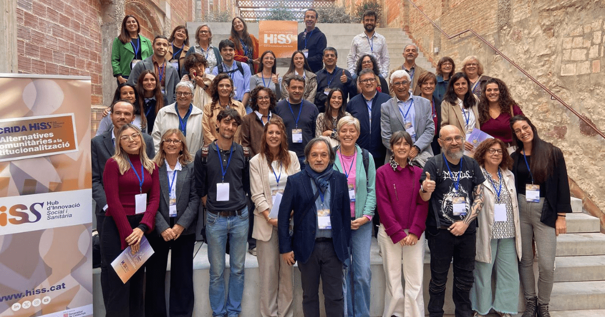 Els participants de la 2a Crida del HISS en una foto de grup, amb el logo del HISS. iSocial hi ha participat amb el projecte Nidus Desinstitucionalització.