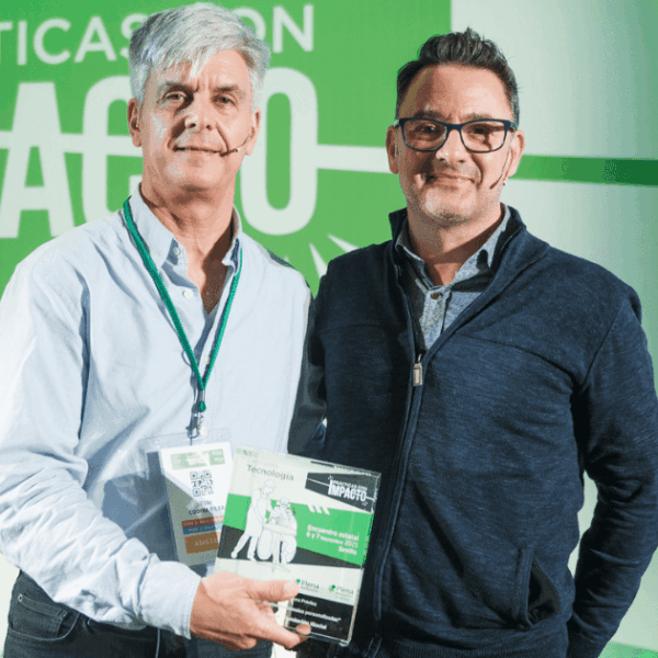 Rehab Lab rep guardó Prácticas con Impacto. Toni Codina, de la Fundació iSocial, i Joel Costa, d'Ampans, recullen el premi min