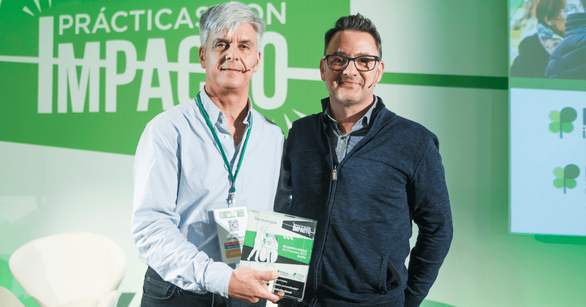 Rehab Lab rep guardó Prácticas con Impacto. Toni Codina, de la Fundació iSocial, i Joel Costa, d'Ampans, recullen el premi min