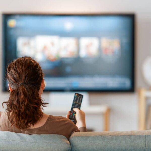 Un servei comunitari remot, basat en la televisió, per reduir la solitud i promoure el benestar entre les persones grans