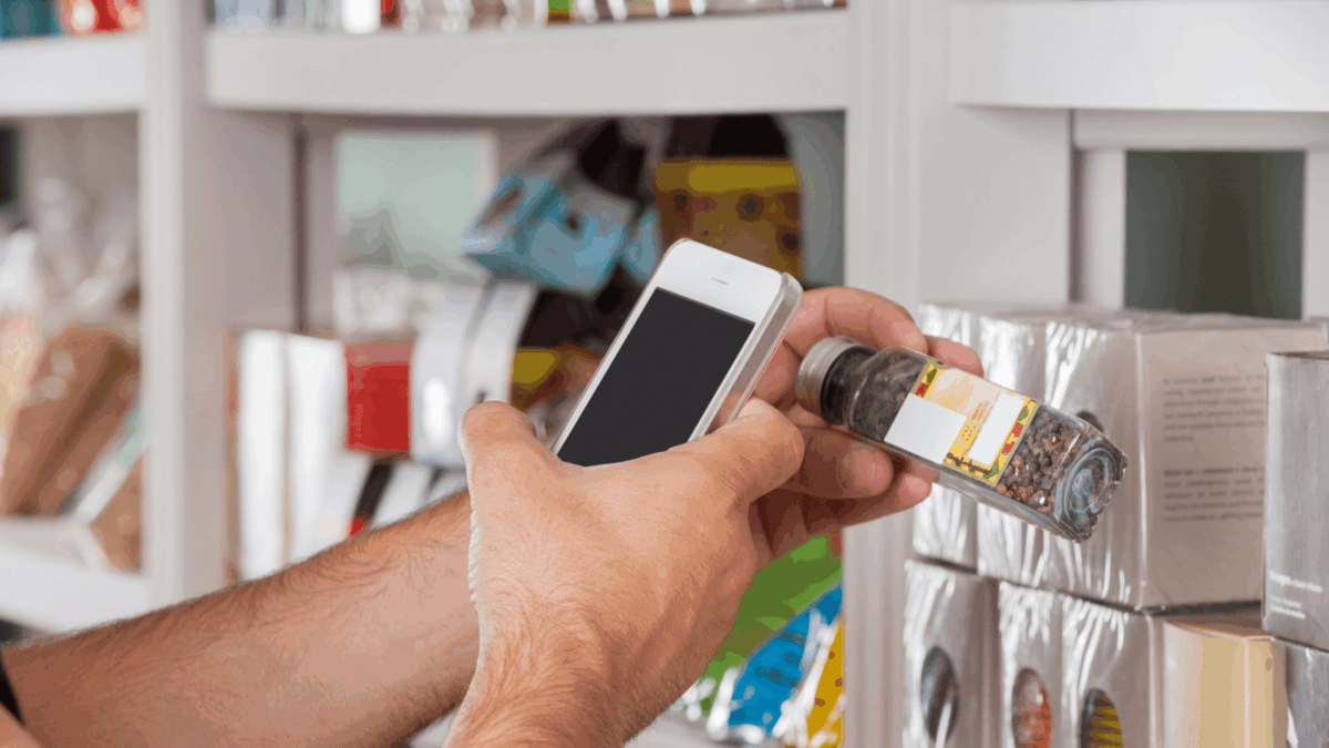 Una aplicació mòbil amb etiquetatge d’objectes activat per veu per afavorir la independència de persones cegues o amb discapacitat visual