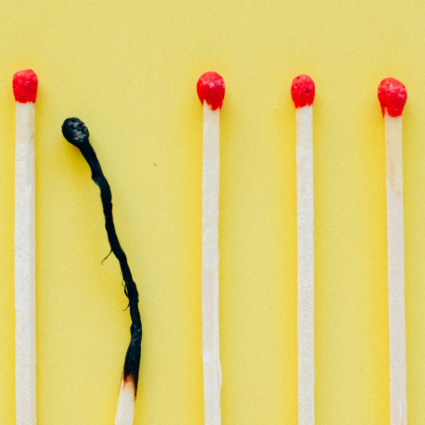 Representació visual del burnout laboral: misto cremat, simbolitzant l’estrès laboral i la necessitat d’autocura en professionals del sector social