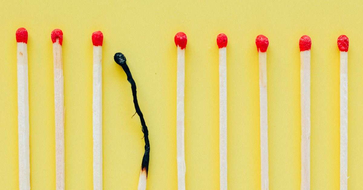 Representació visual del burnout laboral: misto cremat, simbolitzant l’estrès laboral i la necessitat d’autocura en professionals del sector social