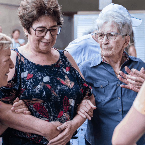 Un grup de veïnes d'una localitat es reuneixen per xerrar entre elles durant una activitat de dinamització comunitària