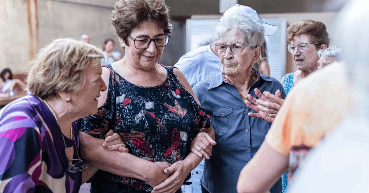 Un grup de veïnes d'una localitat es reuneixen per xerrar entre elles durant una activitat de dinamització comunitària